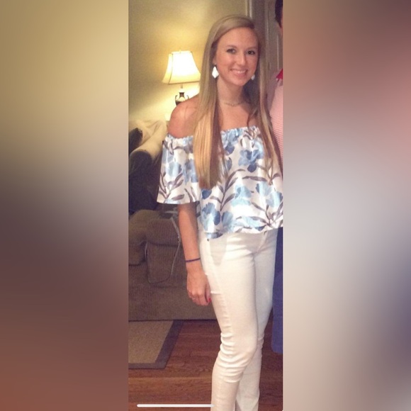 ELeighs off the shoulder blouse, perfect for summer! - Picture 3 of 3